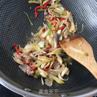 “榨菜”肉丝平菇炒榨菜的做法步骤：18
