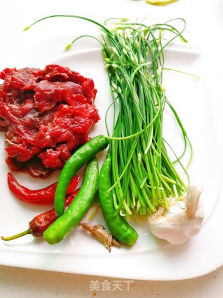 韭菜苔炒牛肉的做法步骤：1