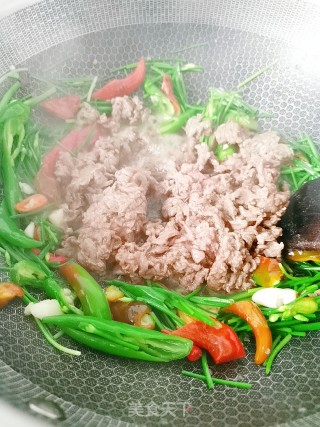 韭菜苔炒牛肉的做法步骤：10