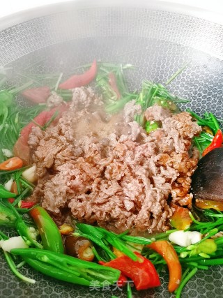 韭菜苔炒牛肉的做法步骤：11