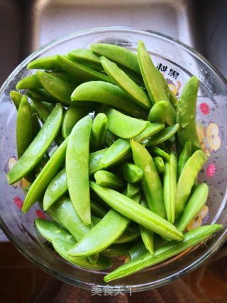 清炒甜豆的做法步骤：1