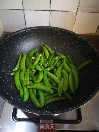清炒甜豆的做法步骤：4