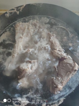 羊肉炖西红柿金针菇的做法步骤：1