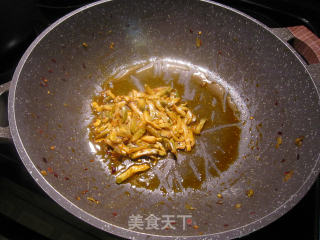 榨菜咸肉炒蒜叶的做法步骤：2