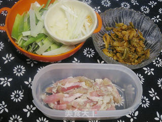 榨菜咸肉炒蒜叶的做法步骤：3