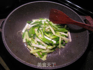 榨菜咸肉炒蒜叶的做法步骤：6