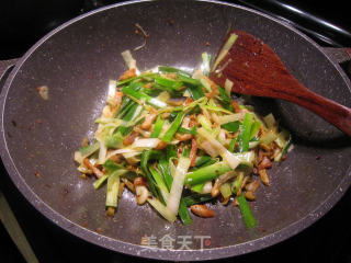 榨菜咸肉炒蒜叶的做法步骤：7