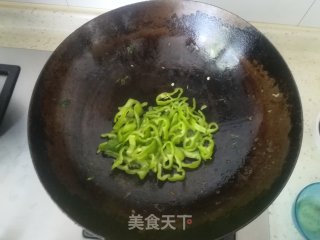 豆豉尖椒炒鸡腿的做法步骤：8