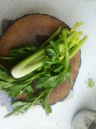 拌芹菜叶的做法步骤：1