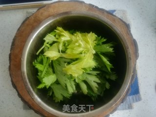 拌芹菜叶的做法步骤：2