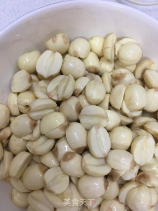 蛋黄莲蓉月饼的做法步骤：1