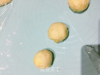 蛋黄莲蓉月饼的做法步骤：7