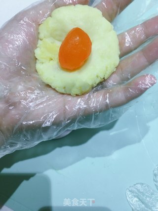 蛋黄莲蓉月饼的做法步骤：9