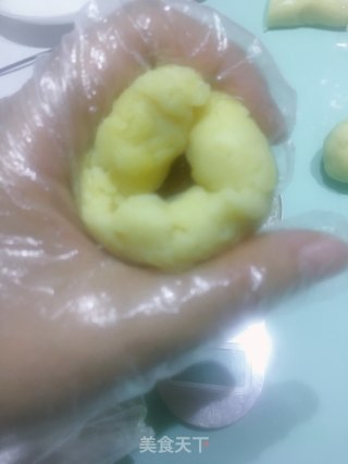 蛋黄莲蓉月饼的做法步骤：10