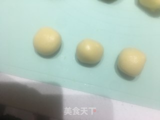 蛋黄莲蓉月饼的做法步骤：16