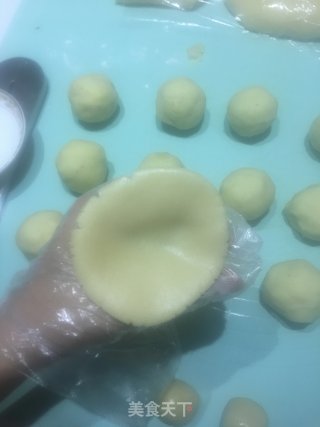 蛋黄莲蓉月饼的做法步骤：17