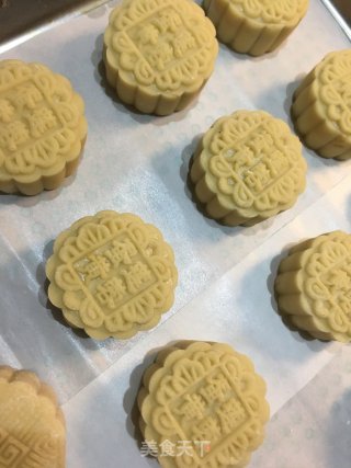蛋黄莲蓉月饼的做法步骤：22