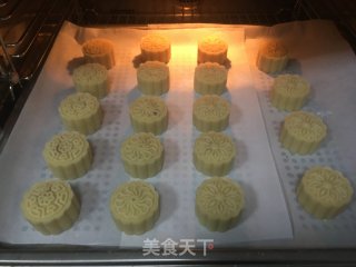 蛋黄莲蓉月饼的做法步骤：23