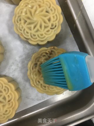 蛋黄莲蓉月饼的做法步骤：24