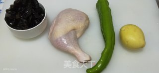 黄焖鸡的做法步骤：1