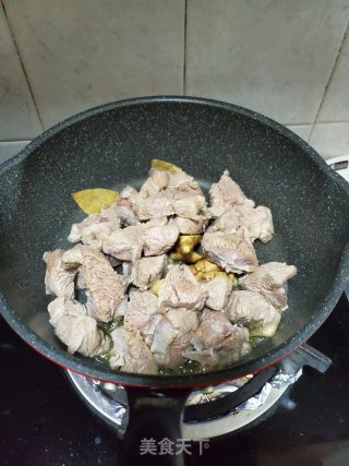 土豆焖牛腱子肉的做法步骤：3