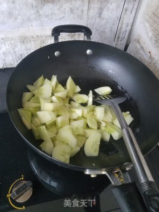 蒜香笨黄瓜的做法步骤：3