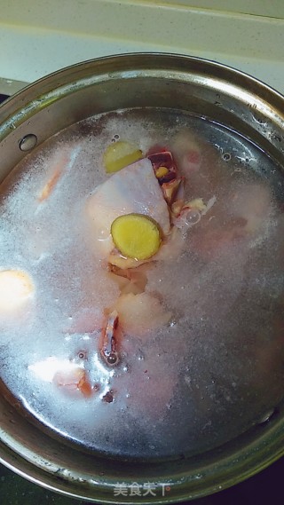野山菇炖小鸡的做法步骤：2