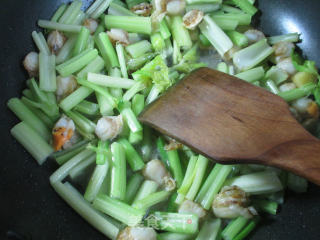 扇贝肉炒芹菜的做法步骤：5