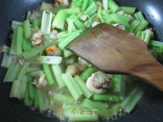 扇贝肉炒芹菜的做法步骤：8