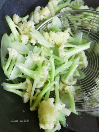 超级下饭的榨菜茄汁炒菜花的做法步骤：1
