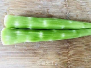 秋日润肺就靠它，莴苣炒百合，清爽简单易上手的做法步骤：1