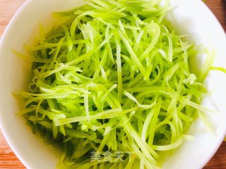 秋日润肺就靠它，莴苣炒百合，清爽简单易上手的做法步骤：2