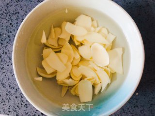 秋日润肺就靠它，莴苣炒百合，清爽简单易上手的做法步骤：4