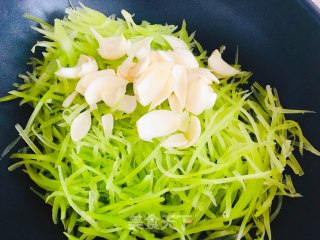 秋日润肺就靠它，莴苣炒百合，清爽简单易上手的做法步骤：5
