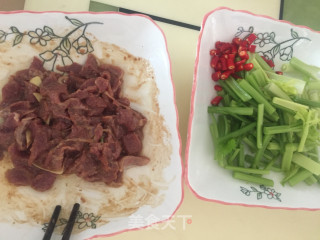 西芹炒牛肉的做法步骤：1