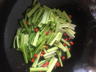 西芹炒牛肉的做法步骤：2