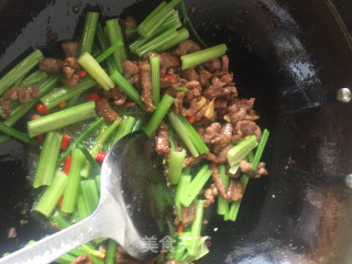 西芹炒牛肉的做法步骤：3