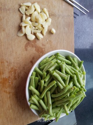 “清肠食谱”蒜香长豆角的做法步骤：1