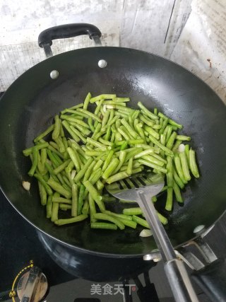 “清肠食谱”蒜香长豆角的做法步骤：3