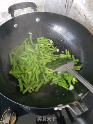 “清肠食谱”蒜香长豆角的做法步骤：4