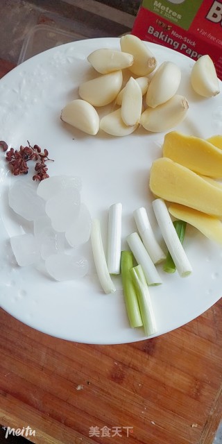 红烧蒜香排骨的做法步骤：1