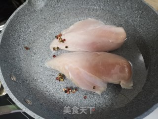 减脂麻辣鸡丝的做法步骤：1