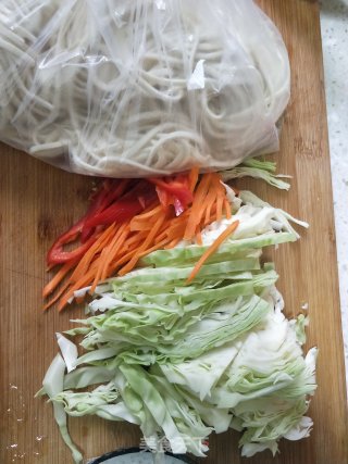 蔬菜炒面的做法步骤：1