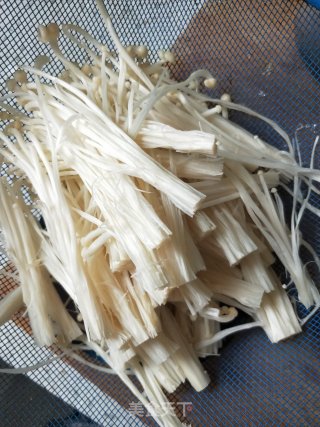 油炸金针菇的做法步骤：1