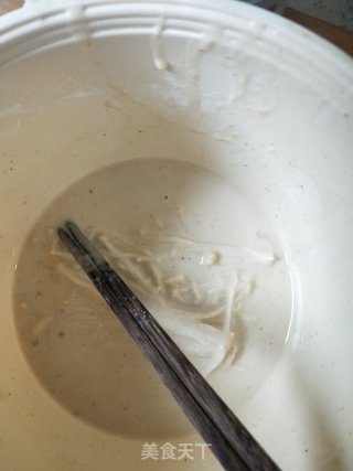 油炸金针菇的做法步骤：4