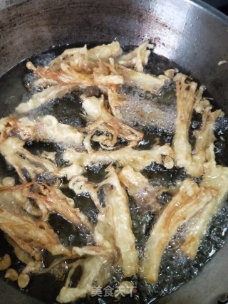 油炸金针菇的做法步骤：5