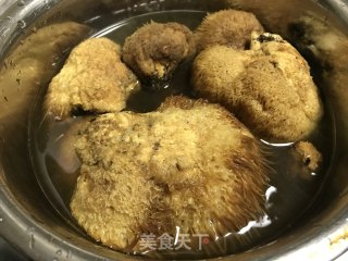 猴头菇炖鸡腿的做法步骤：1