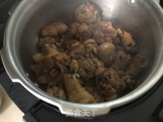 猴头菇炖鸡腿的做法步骤：5