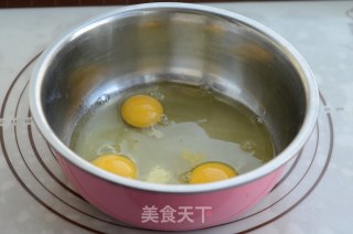 8寸KITTY海绵蛋糕的做法步骤：1