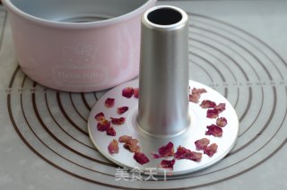 6寸中空玫瑰波浪戚风蛋糕的做法步骤：3